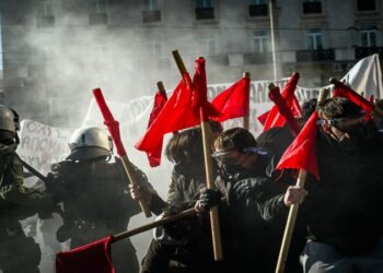 Πεδίο μάχης το κέντρο της Αθήνας: Ένταση στο πανεκπαιδευτικό συλλαλητήριο – Επεισόδια στο Σύνταγμα, πετροπόλεμος στο Πολυτεχνείο