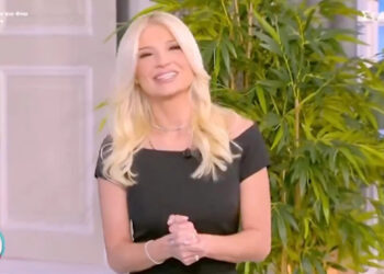 Ντυμένη στα μαύρα στα γενέθλιά της η Φαίη Σκορδά – Η έκπληξη στο καμαρίνι