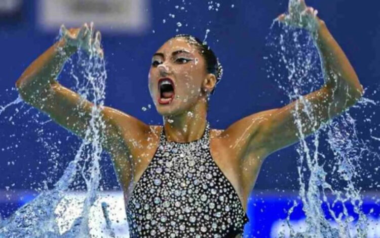 Ευαγγελία Πλατανιώτη: Η ζωή του χρυσού κopιτσιού της Ελλάδας που χορεύει στο νερό – Η καταγωγή, η τηλεόραση, η πρόταση γάμου