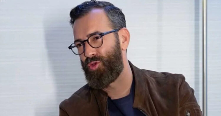 Άγγελος Μπράτης: «Δε θέλω ο σύντροφός μου να έχει ξuρισμένες γάμπες, μου αρέσοuν οι τρiχες»