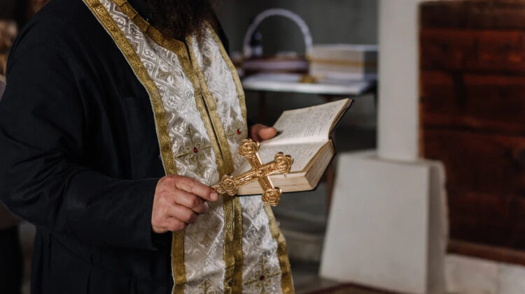 Χολαργός: Παπαδιά καταγγέλει τον 54χρονο ιερέα και σύζυγο της για ενδοοικογενειακή βία – Θύμα του και το 13χρονο παιδί τους
