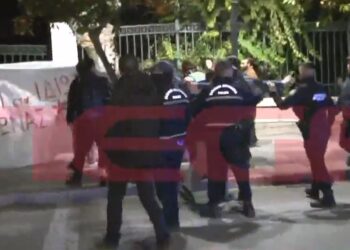 Ομάδα φοιτητών έξω από το Μέγαρο Μαξίμου – Ένταση με την αστυνομία (video)