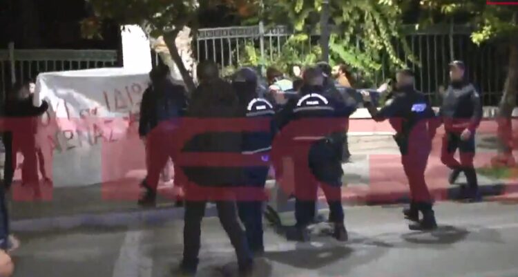 Ομάδα φοιτητών έξω από το Μέγαρο Μαξίμου – Ένταση με την αστυνομία (video)