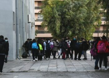 Απίστευτο περιστατικό σε σχολείο στα Καλύβια: Πατέρας μαθητή επιτέθηκε σε καθηγήτρια επειδή έβγαλε εκτός αίθουσας τον γιο του