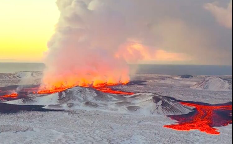 Ισλανδία: “Ποτάμια” λάβας πλησιάζουν εργοστάσιο παραγωγής ηλεκτρικής ενέργειας – Απόκοσμες εικόνες