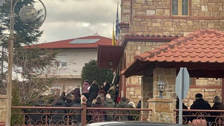 Πτολεμαΐδα: Κηδεύονται μωρό και πατέρας που πέθαναν την ίδια μέρα – Απαρηγόρητη η μητέρα