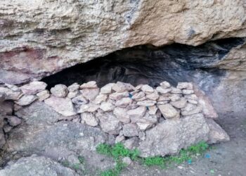 Ασύλληπτη αποκάλυψη στην Κόρινθο: «Άνθρωποι των σπηλαίων» ζουν με τόξα και βέλη σε λαγούμι 30 μέτρων – Δύσκολη ακόμη και η επικοινωνία με την οικογένεια