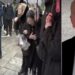 Γλυφάδα – Κηδεία Ηλία Κουκουλάρη: «Ήταν άγιος άνθρωπος. Δεν είμαι άξια να μιλήσω γι’ αυτόν» – Συγκίνησε η υπόκλιση της γυναίκας του στο φέρετρο (Video)