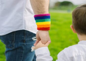 Νομοσχέδιο ομόφυλων ζευγαριών: Έρχεται κατάργηση των όρων «πατέρας» και «μητέρα»; Το ζήτημα που αποκάλυψε η Επιστημονική Υπηρεσία της Βουλής