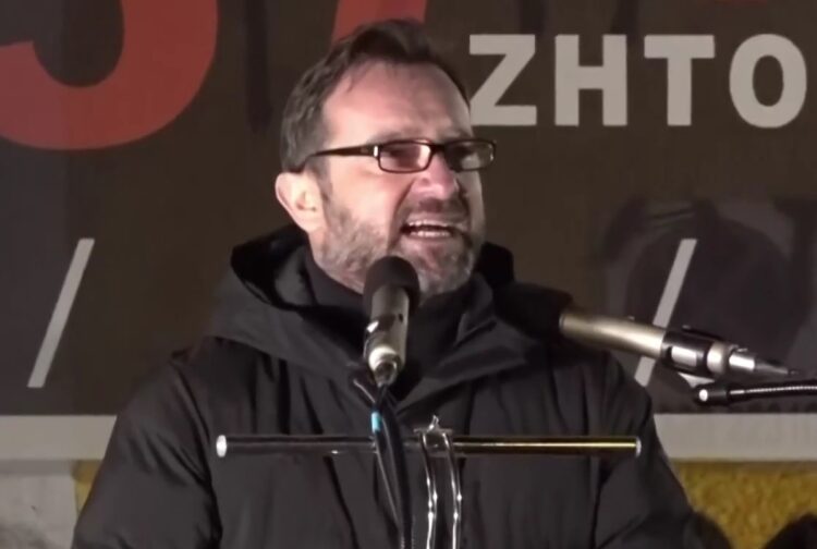 Τέμπη: Η ανατριχιαστική κραυγή του πατέρα των διδύμων – “Χρύσα, Θώμη, Αναστασία, μου λείπετε”