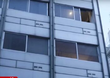 Εξάρχεια: Νεκρός άνδρας με τραύμα στο κεφάλι σε διαμέρισμα – Βρέθηκε δίπλα του σφυρί και μαχαίρι (φωτο, video)