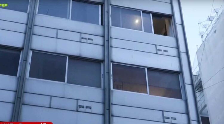 Εξάρχεια: Νεκρός άνδρας με τραύμα στο κεφάλι σε διαμέρισμα – Βρέθηκε δίπλα του σφυρί και μαχαίρι (φωτο, video)