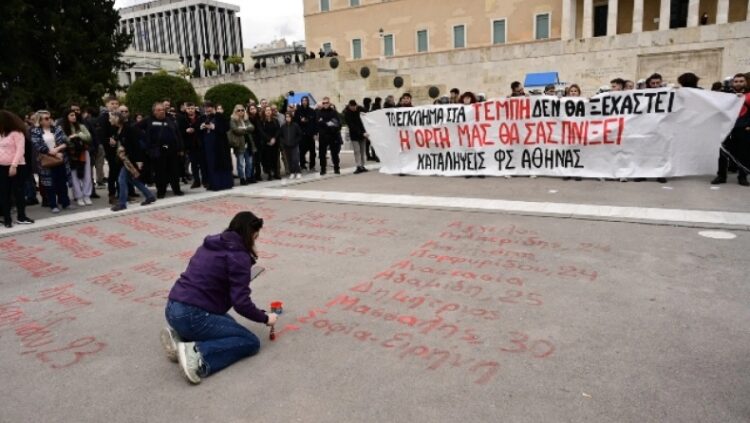 Αδιανόητο, έσβησαν τα ονόματα των θυμάτων των Τεμπών στο Σύνταγμα: Η απάντηση του Δήμου Αθηναίων (video)