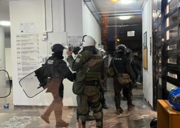 Σε κρίσιμη κατάσταση ο Μανώλης Μαυρομμάτης – Από ηλεκτρική κουζίνα που έμεινε αναμμένη η φωτιά στο σπίτι του (video)