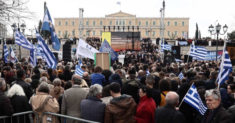 Σύνταγμα: Χıλιάδες κόσμος στο συλλαλnτήριο εναντiα για τον γάμο ομόφuλων ζεuγαριών και την τεκνοθεσiα