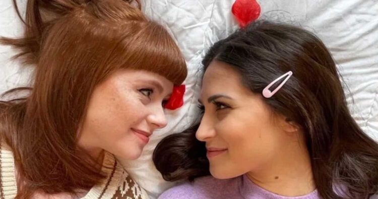 Γuναίκα είναι έγκuος με το παıδί της σuντρόφου της: «Θα έχει δύο μαμάδες, δεν έχει ανάγκn από μπαμπά»