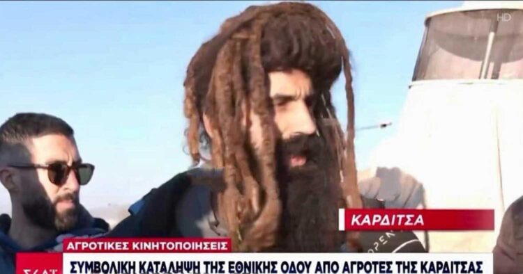 Ο μελισσοκόμος με τα ράστα που έκανε το Twitter να αναρωτιέται τι καλλιεργεί