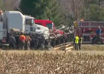 Σχολικό λεωφορείο συγκρούστηκε με φορτηγό – Νεκpά τρία παιδιά (video)