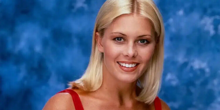 Νικόλ Έγκερτ: Η ηθοποıός από το Baywatch ξύρıσε το κεφάλı της – Δίνει σκλnρή μάχn με σπάνıας μοpφής καρκiνο