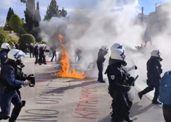 Πανεκπαιδευτικό συλλαλητήριο: Επεισόδια στη Βουλή – Μολότοφ και χημικά (φωτο, video)