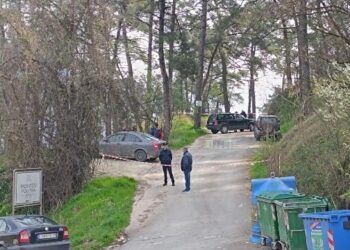 Θρίλερ με πτώμα άντρα σε σακούλα σκουπιδιών – Κρατούσε όπλο και είχε χειροπέδες στο ένα του χέρι (φωτο, video)