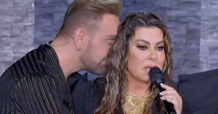 Aποχώρησε ξαφνıκά η Άντζελα Δημητρίου από το J2US