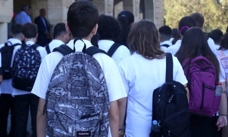 Σοκ στη Λάρισα: Γονείς πλακώθηκαν σε σχολείο μπροστά από τα παιδιά τους – Εκτός ελέγχου η κατάσταση