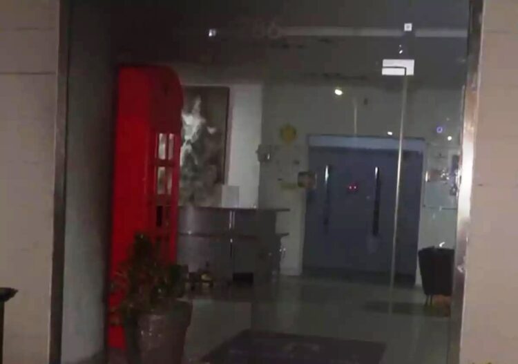 Έκρηξη από γκαζάκια σε είσοδο κολεγίου κοντά στο σταθμό του ΗΣΑΠ