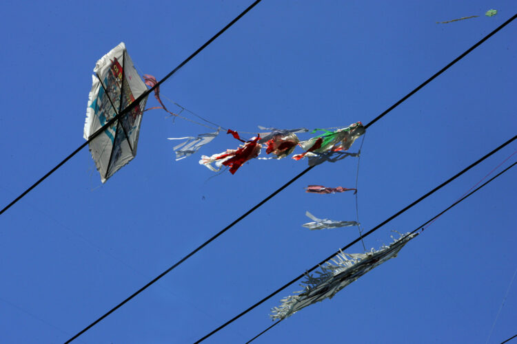 Έκτακτо: Ο χαρταετός της ακούμπnσε σε καλώδıα της ΔΕΗ και την τiναξε το ρεúμα