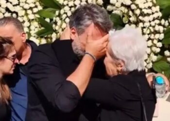 Σπάραζε, «Σου ζητώ συγγνώμη»: “Kατέρρευσε” ο Γιάννης Καλλιάνος στην κηδεία του πατέρα του και του είπε το μυστικό του