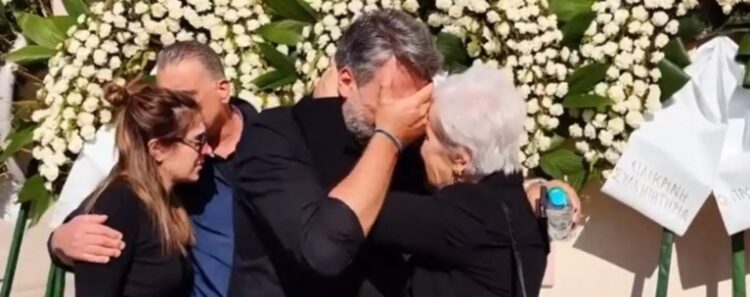 Σπάραζε, «Σου ζητώ συγγνώμη»: “Kατέρρευσε” ο Γιάννης Καλλιάνος στην κηδεία του πατέρα του και του είπε το μυστικό του