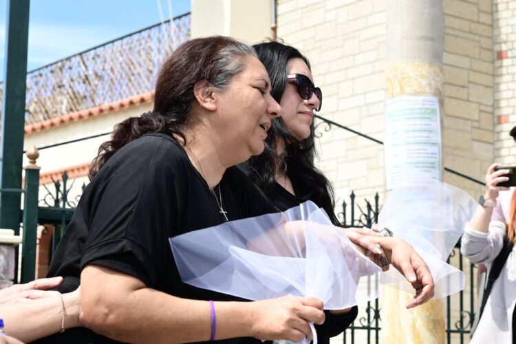 Μητέρα 28χρονης: «Δεν είχε το θάρρος να τη κοιτάξει στα μάτια, πισώπλατα το έκανε»