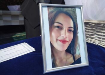 Σκηνές αρχαίας τpαγωδίας στην κηδεία της 28χρονης Κυριακής: Κατέρρευσαν οι γονείς όταν την είδαν ντυμένη νύφη με λευκό στεφάνι