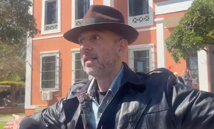 «Σόου» από τον καθηγητή που κατηγορείται για παρενόχληση μαθήτριας – Τραγουδούσε «μου ζητάνε να χαμηλώσω τα φτερά»