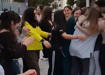 Τραγωδία σε σχολείο: 12χρονος πupοβόλησε και σkότωσε συμμαθητή του μέσα στην τάξη (video)