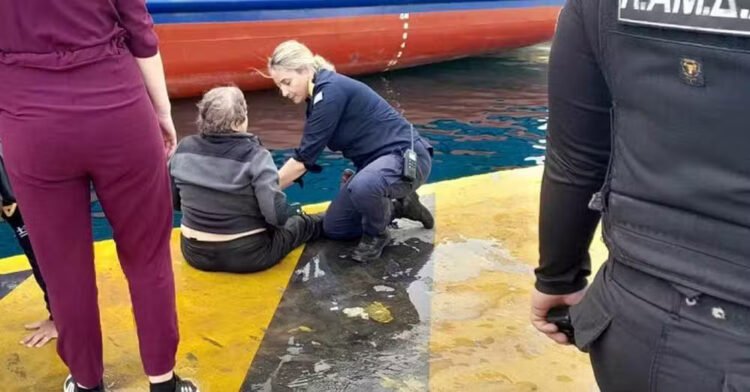 Γυναίκα έπεσε στη θάλασσα πριν την αναχώρηση του Blue Star Naxos από το λιμάνι του Πειραιά