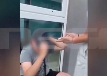 «Πάτησέ τον, παίξ’ του μπουνιές» – Συγκλονιστικό βίντεο με τον άγριο ξυλοδαρμό 14χρονου σε σχολείο της Κρήτης (video)