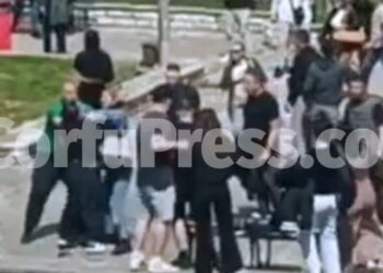 Κέρκυρα: Άγριος καβγάς και ξύλο πριν από το μαχαίρωμα ανήλικων – Καρέ – καρέ η συμπλοκή