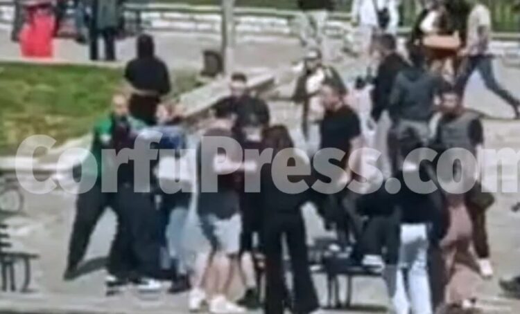 Κέρκυρα: Άγριος καβγάς και ξύλο πριν από το μαχαίρωμα ανήλικων – Καρέ – καρέ η συμπλοκή
