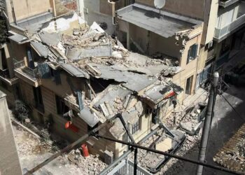 Ένας 31χρονος αστυνομικός νεκρός από την κατάρρευση κτιρίου στο Πασαλιμάνι – Έπεσε ο τοίχος και τον πλάκωσε – 3 τραυματίες, 7 προσαγωγές