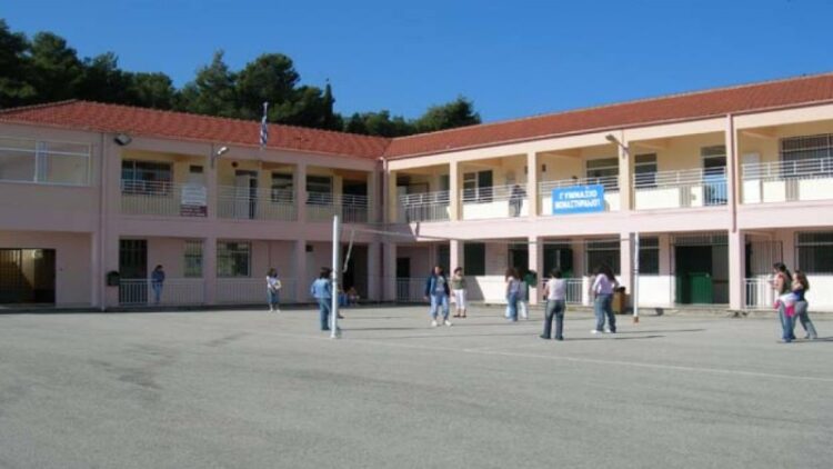 Πέλλα: 15χρονος έσβησε τσιγάρο σε μάγουλο 14χρονου – Χειροπέδες και στους γονείς του δράστη