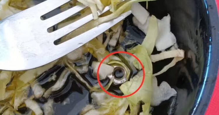 Απίστευτο: Φοιτητής βρήκε βίδα μέσα στο γεύμα του από τη φοιτητική λέσχη