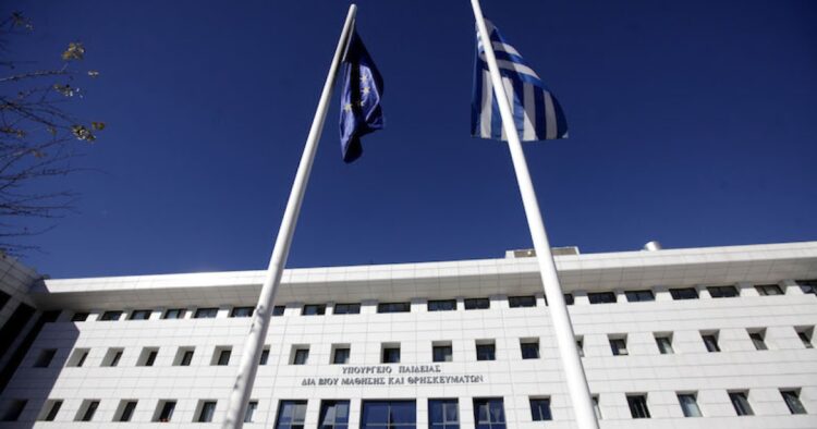 Διαγράφονται 15λεπτο, κινητά στην τσάντα και ποινή στους γονείς που αρνούνται να υπογράψουν των εσωτερικό κανονισμό