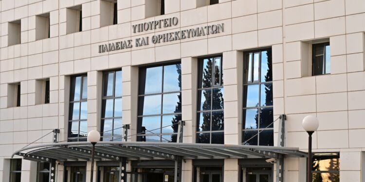 Δάσκαλος στο “τιμόνι” του ΙΚΥ