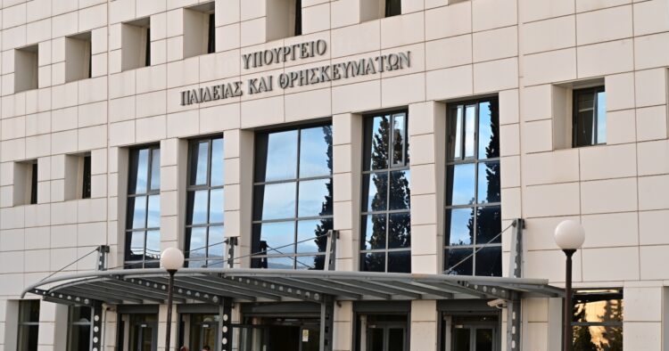 Δάσκαλος στο “τιμόνι” του ΙΚΥ