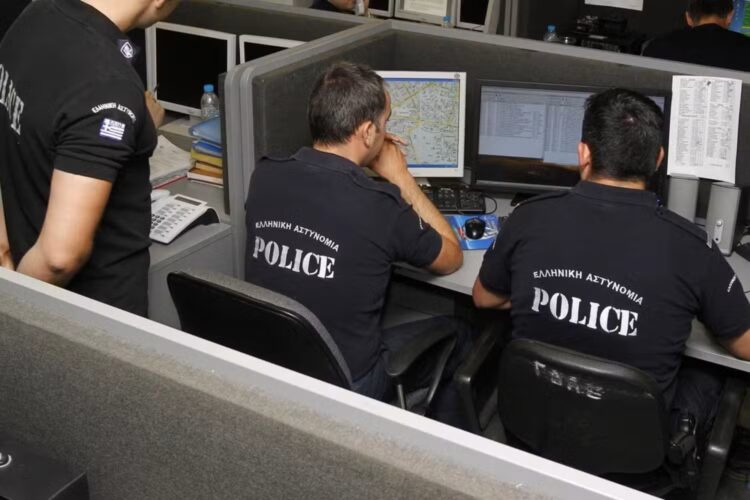 Σоκαρıστική καταγγελία για την Αστυνομία: Κάλεσε το 100 και περίμενε 13 λεπτά αναμονή (video)