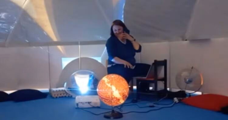 Δασκάλα στην Κομοτηνή έφτιαξε ολόκληρο πλανητάριο σε σχολείο – Πώς ξεκίνησε η πρωτοβουλία