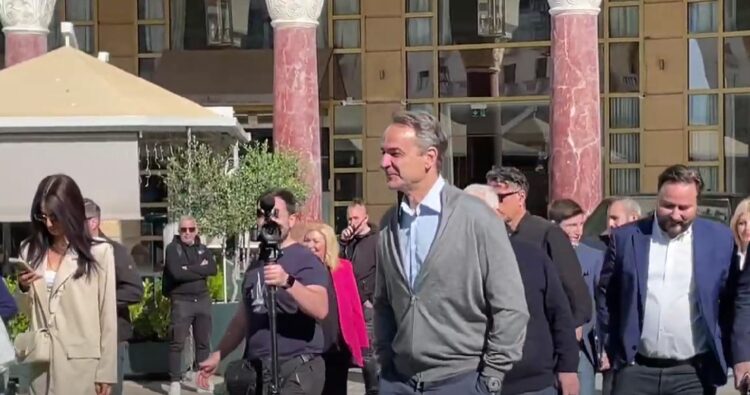 Ο διάλογος του Κυριάκου Μητσοτάκη με μαθήτριες στη Θεσσαλονίκη και η ατάκα για το αντιτορπιλικό Βέλος