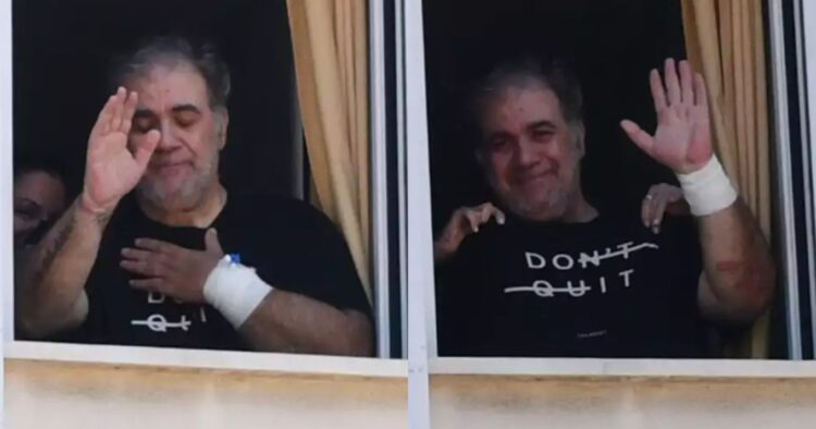 Πανελλήνια συγκίνηση για τον Δημήτρη Σταρόβα: Η 1η εικόνα μέσα από το νοσοκομείο, βγήκε στο παράθυρο να χαιρετήσει