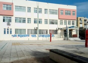 Μαρούσι: Εξωσχολικοί τραυμάτισαν καθηγήτρια σε σχολείο με κροτίδες, νερόμπαλες και αυγά